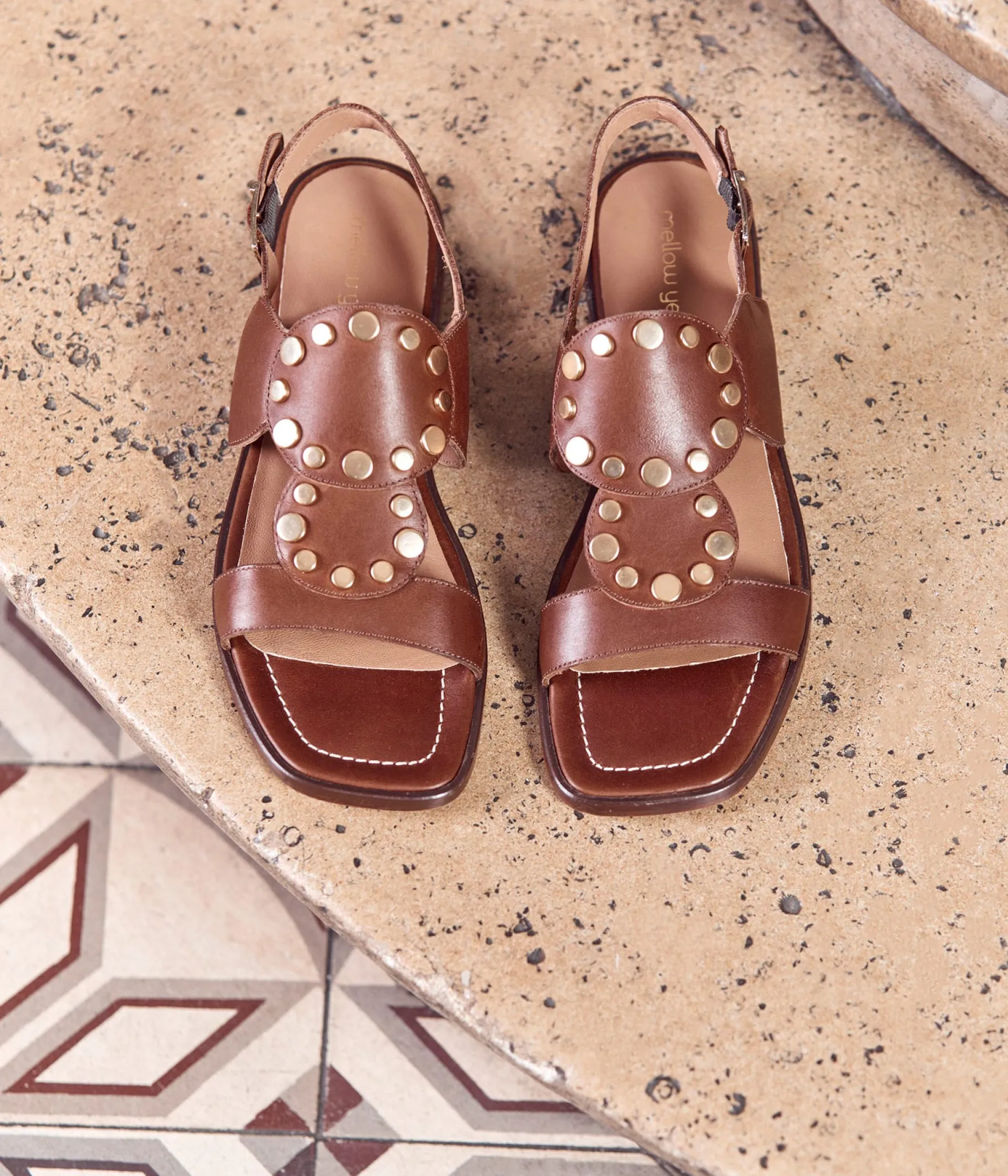 sandales_cloutes_mia_11.webp Discount Mellow Yellow Sandales cloutées Mia MARRON