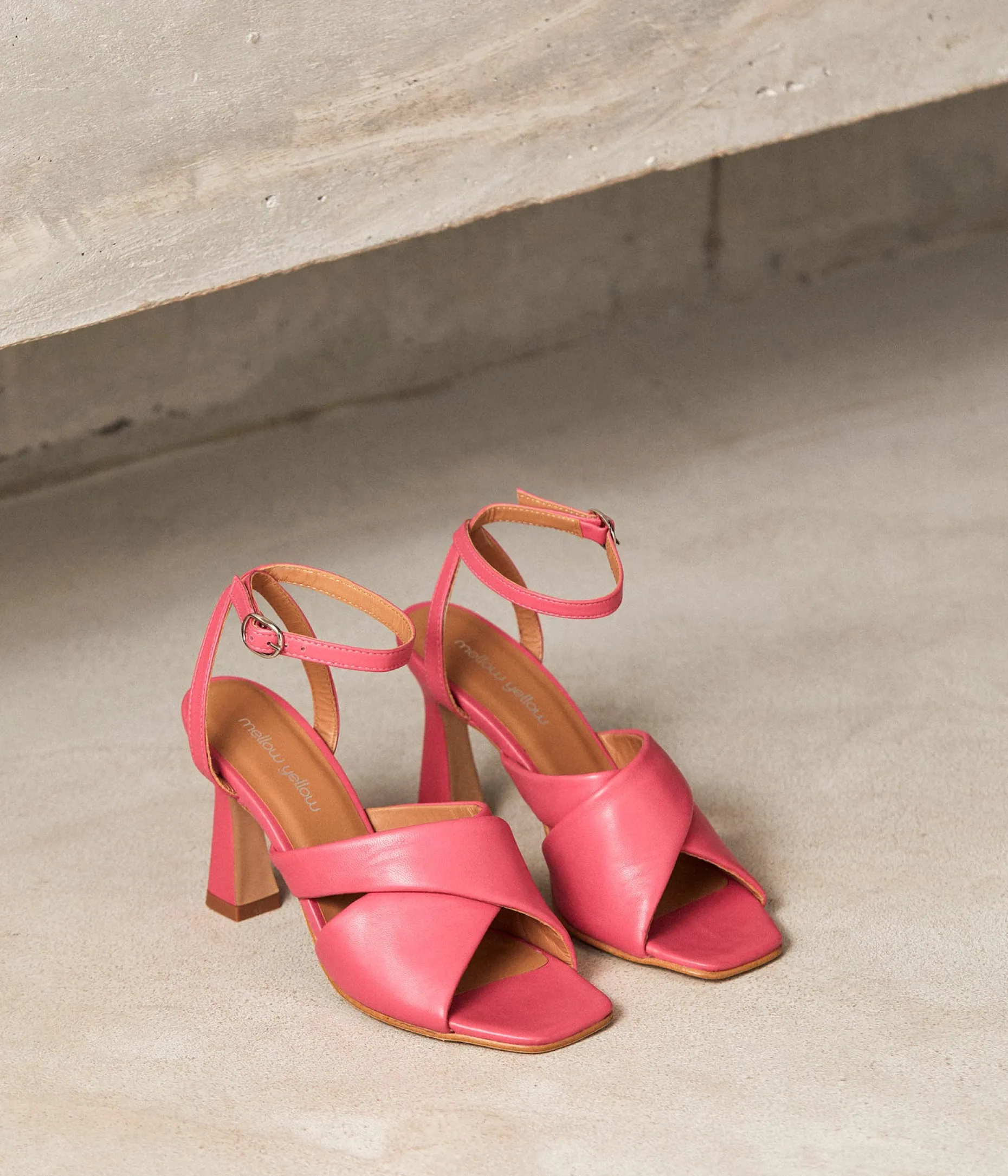 Cheap Mellow Yellow Sandales cuir rose Léana